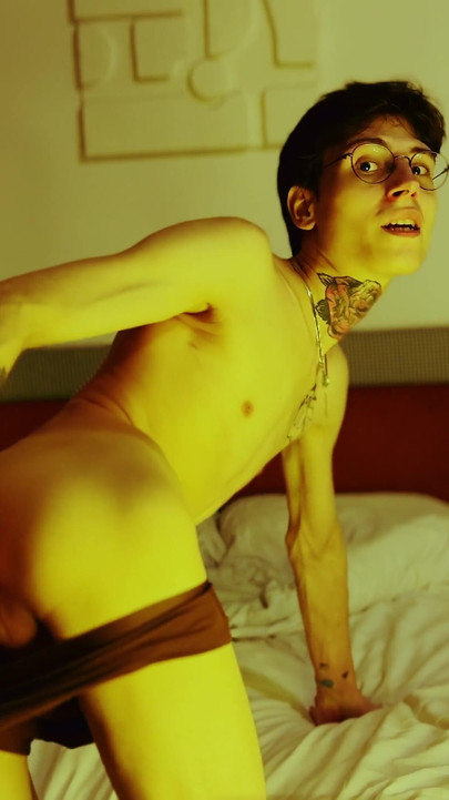 Odsjela sam u hotelu i odlučila se samozadovoljavati dok se moj hetero prijatelj ne vrati.