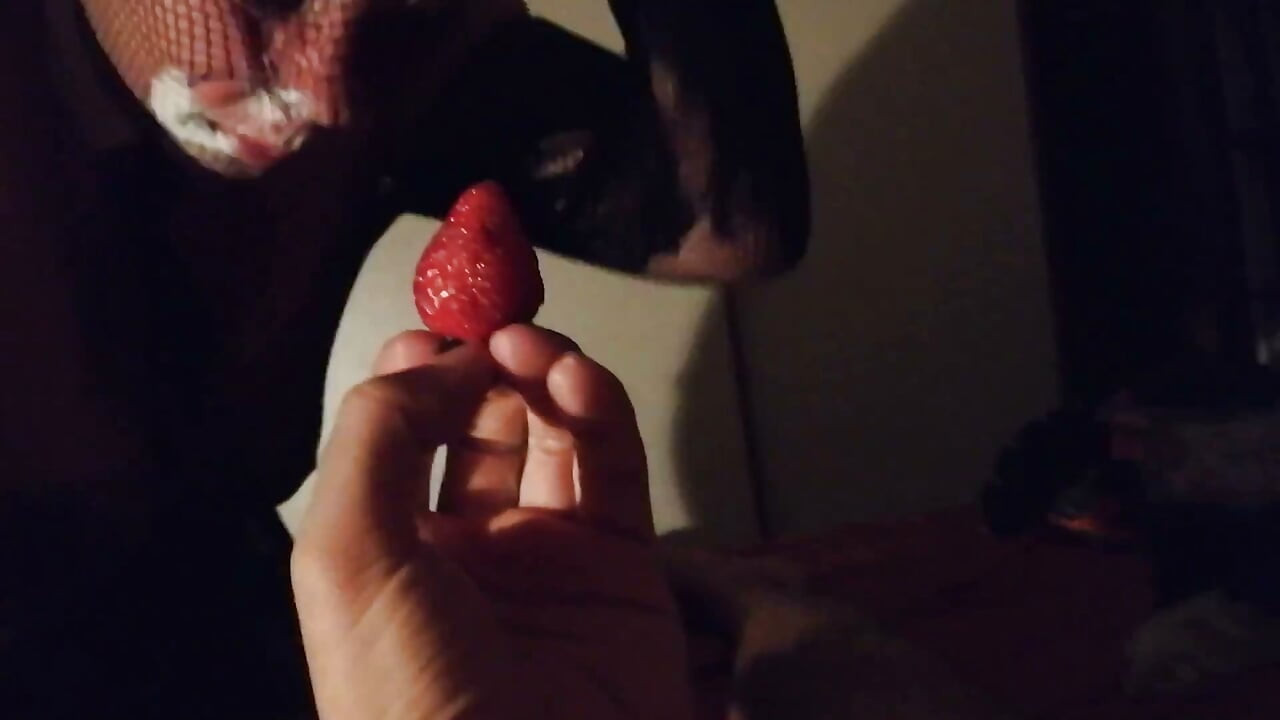 Food Play with Strawberries and Creamy Pussy for Miss Kika (homemade, Big Tits, Creamy Blowjob)