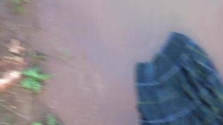 Jupe en tartan vert 2 dans une flaque de boue