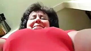 La abuela masturbándose sobre su cámara