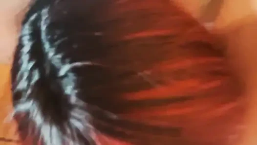 MILF mit Brille gibt einen Blowjob mit Samenspritze im Mund
