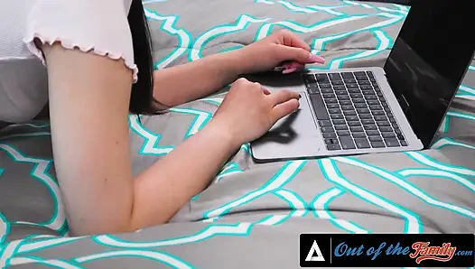 Ailenin dışında - Aria Lee tekrar parmaklarken yakalandı ve üvey babası şaplak atıyor ve onu sert sikiyor