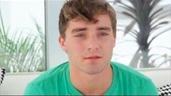 Gaycastings tiener met blauwe ogen vindt het heerlijk om verscheurd te worden door een hete vrouw