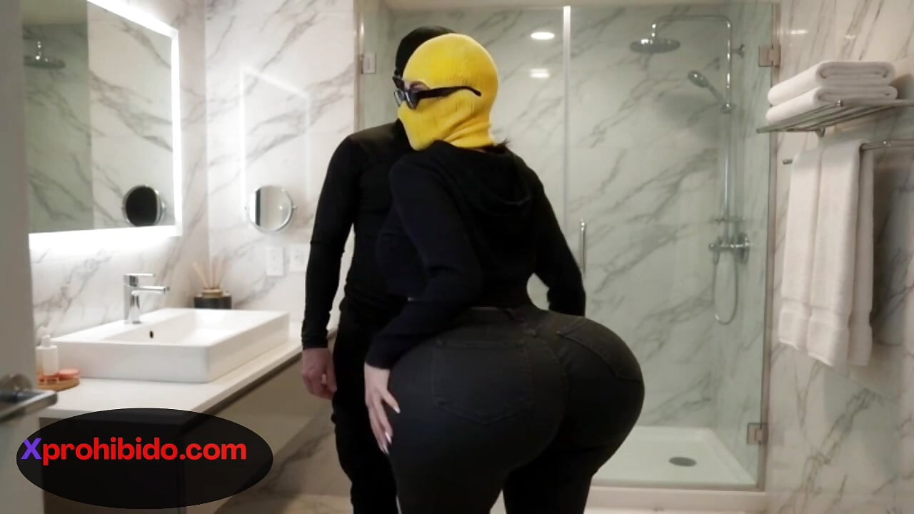 丰满的大屁股女人移动她的大屁股
