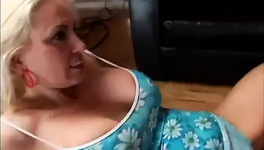 Vollbusige MILf-schlampe wird von muskulöser hengst gefickt