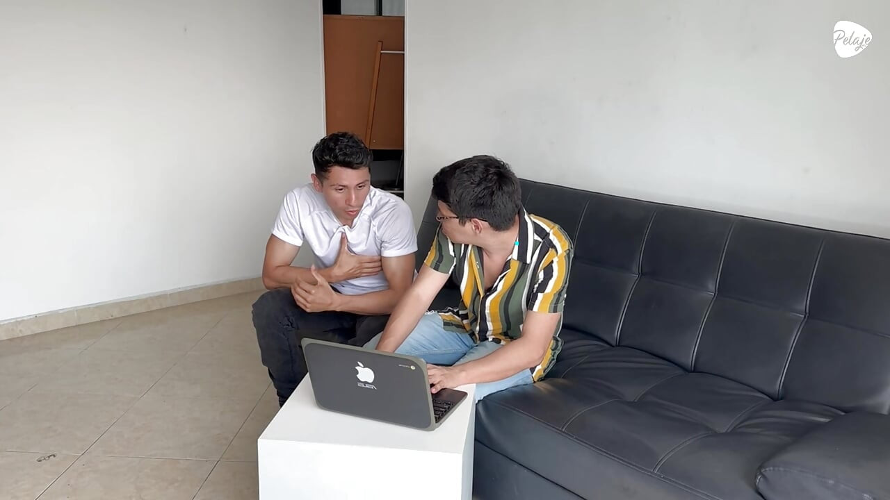 A customer calls me to fix his laptop, I find a lot of gay porn and decide to give him a discount for fucking him.