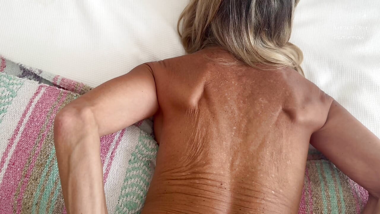 Jebem njenu pičku, dupe i svršavam joj u usta.