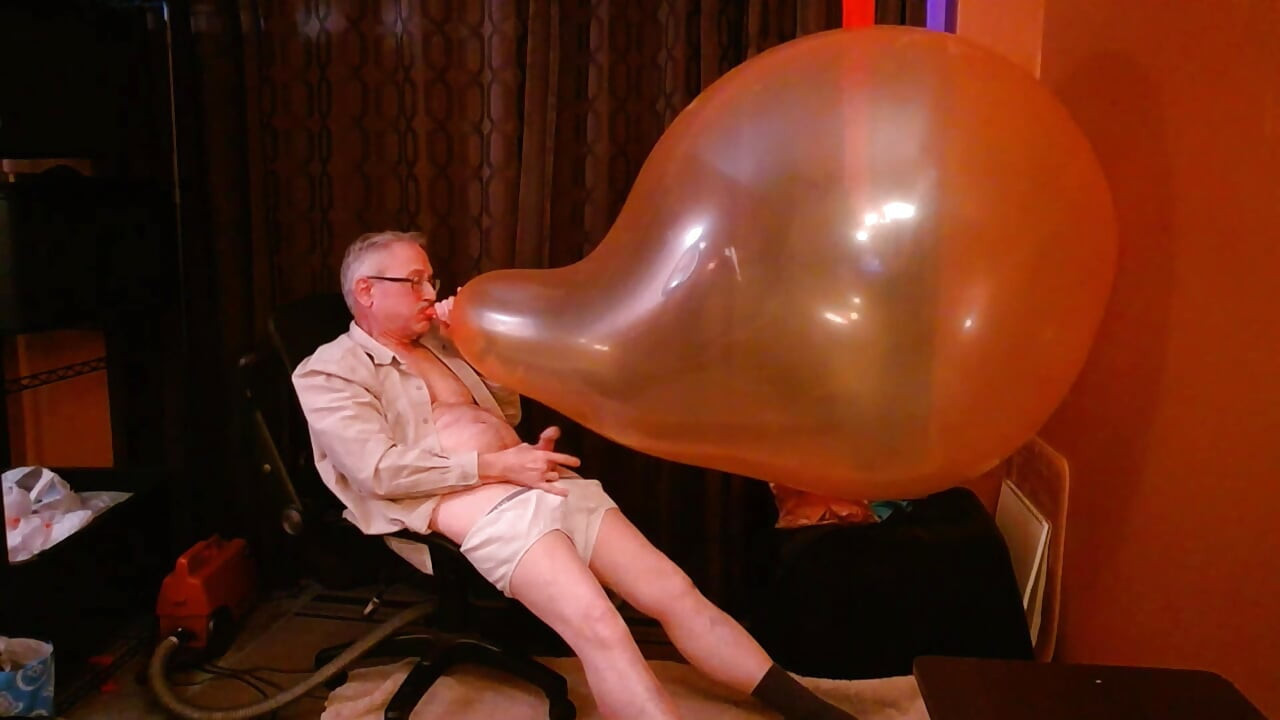 155) Giant Round Balloon Fuck by Kinky Daddy