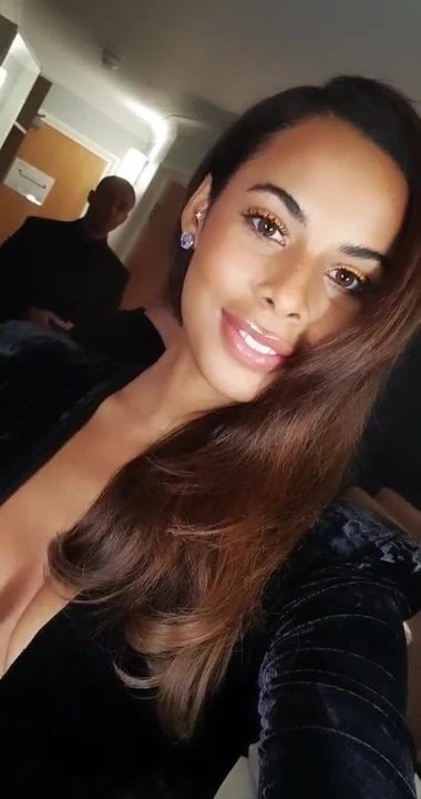 Rochelle Humes с большим декольте