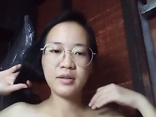 Chica asiática es cachonda y solitaria - video casero 46