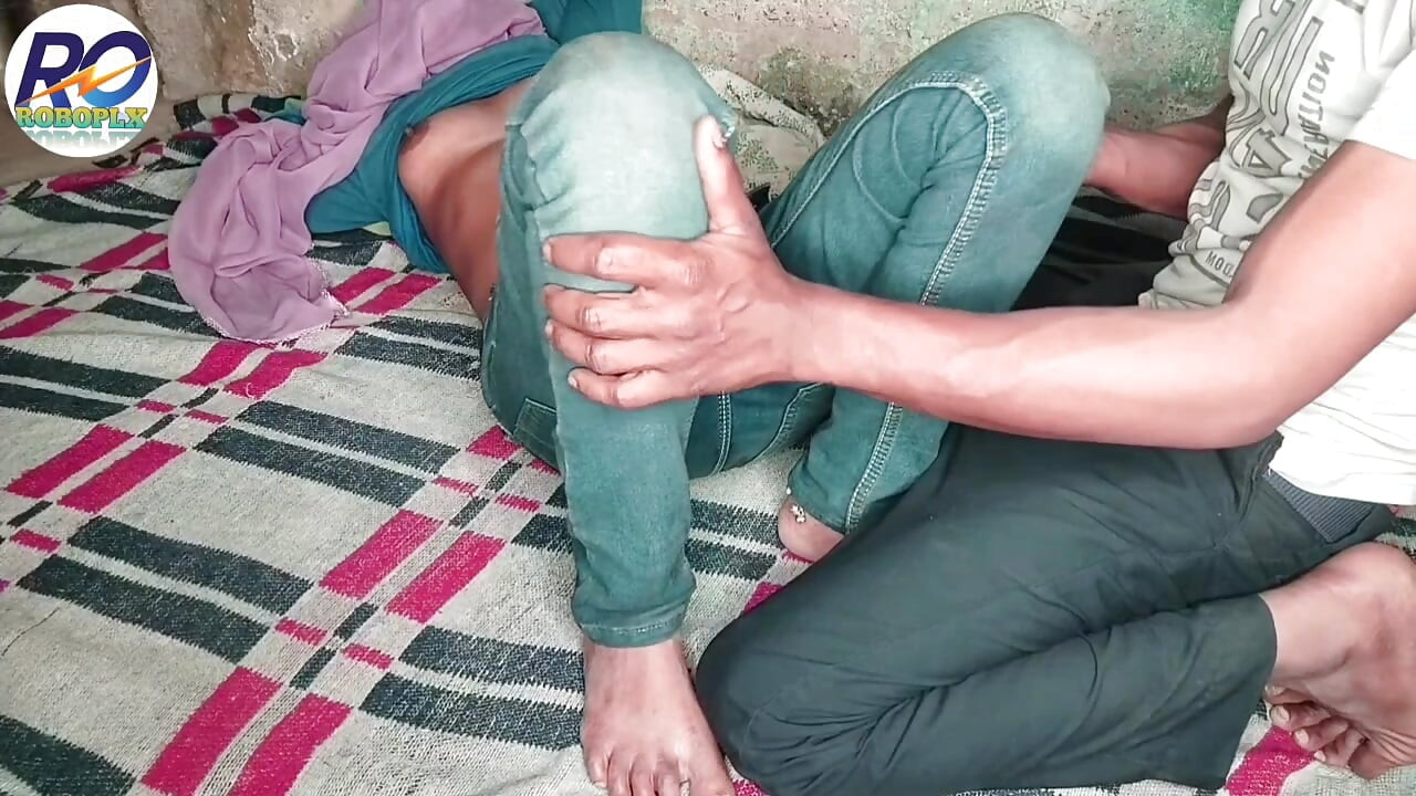 Desi devojka iz Mumbaja je došla i jebala dečka u majici u doggystyle farmerkama sa hindi zvukom claire vaise ceo video