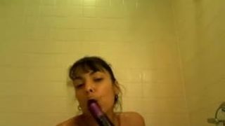 Menina latina peituda martelando no chuveiro com vibrador