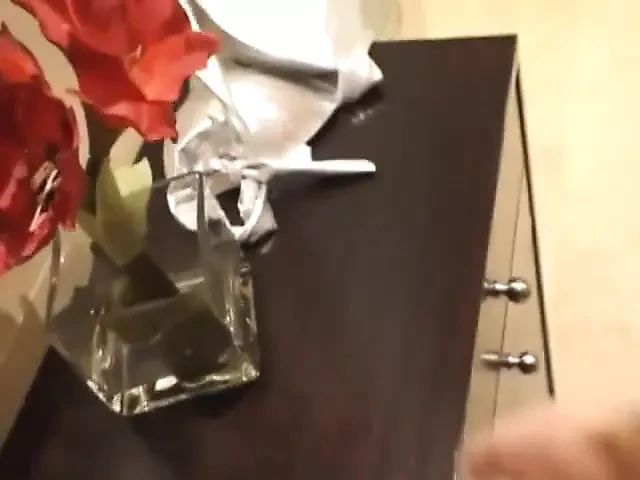 Pelirroja nena tocada para chorrear en el baño