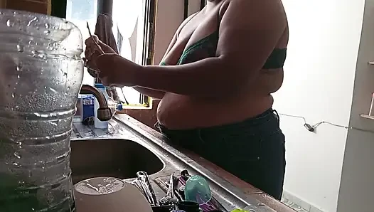 Kayınvalide mutfakta sutyenle temizlik yapıyor