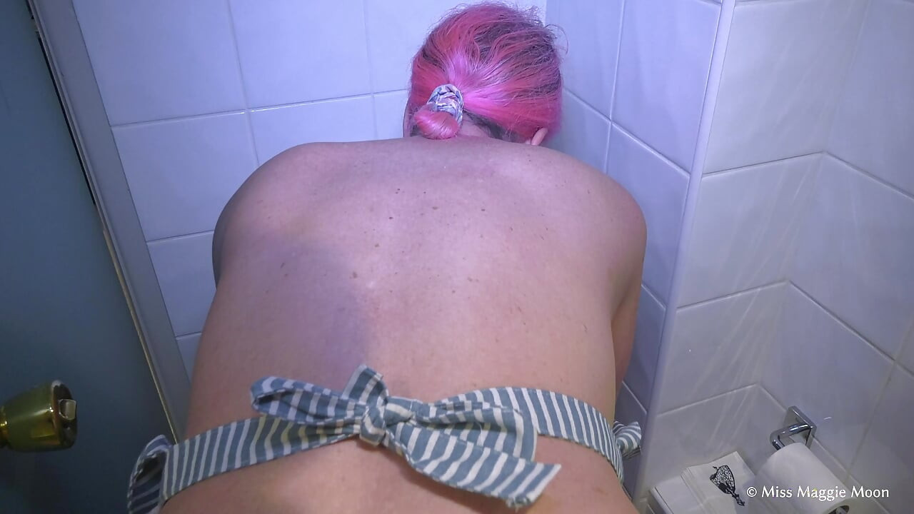 VEDERE LA PERSOANA 1 cu mama vitregă curățenie în șorț și mănuși de cauciuc