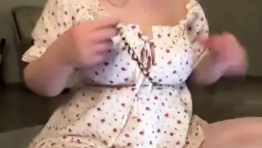 Jucielussie мастурбирует киску и зажимы для сосков