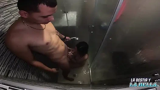 Güzel Kolombiyalı kızla duşta anal seks