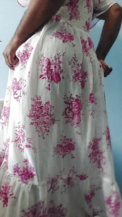 Estoy bailando mientras me masturbo con mi vestido de chiffon transparente de seda con flores rosas