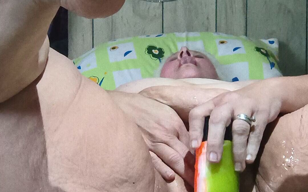 Traindo com essa prostituta pingando gozando em derramamentos