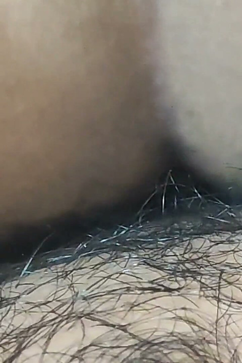 Piękna drobna cute pokazuje mi pięknymi rękami, jak bogata w łóżko swojego chłopaka