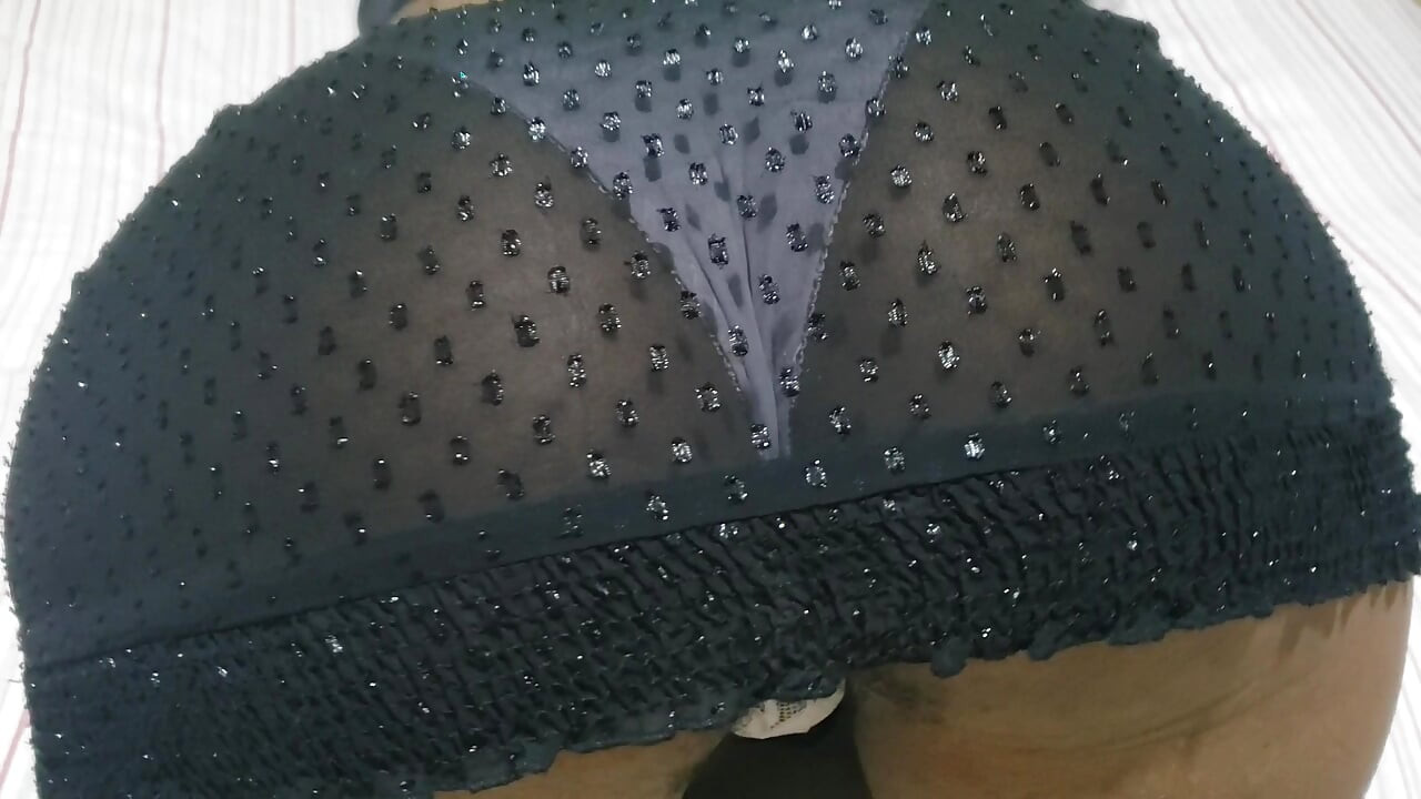 Quente morena pequena gata em um vestido quente com calcinha para mostrar sua buceta apertada