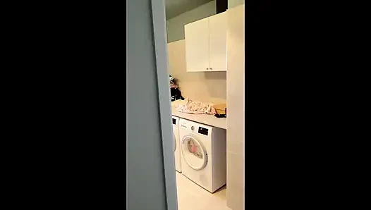 Ateşli orta yaşlı seksi kadın yaramazlık yapıyor ve ağzına ve yüzüne büyük bir döl almadan önce götten sikilmek için yalvarıyor.