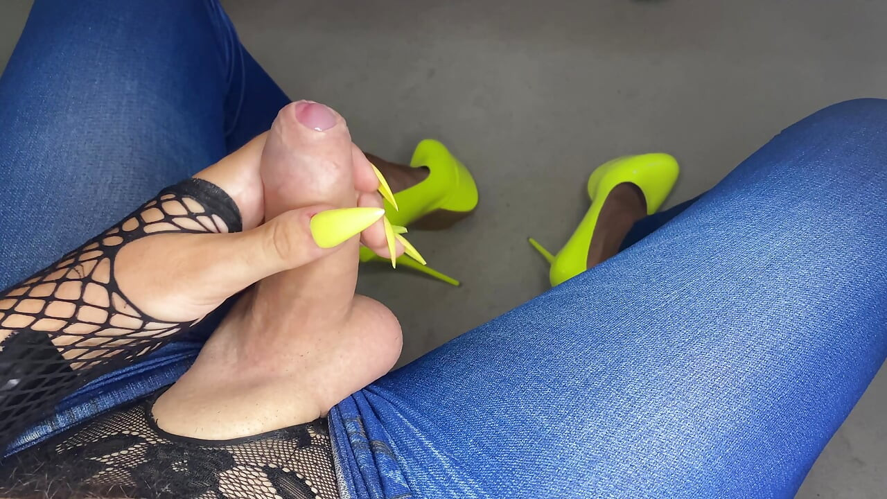 Spelen met mijn pik op hoge hakken