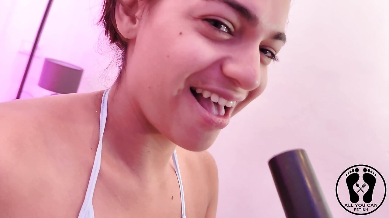 4K Ana Spears Discovers Vacuum Cleaner Fetish in Her Body