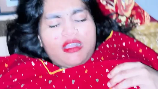 Kırmızı sari giymiş ateşli Hintli karım tam gece vahşi yolculuk için beni baştan çıkardı