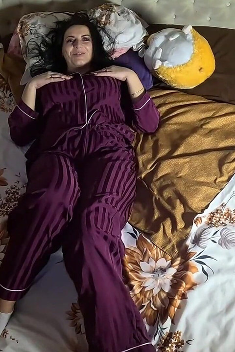 กลั้นลมหายใจในชุดนอนซาติน - แก้มป่อง, หน้าแดงและการต่อสู้อย่างเข้มข้น