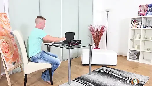 Красивую модель трахает ее фотограф