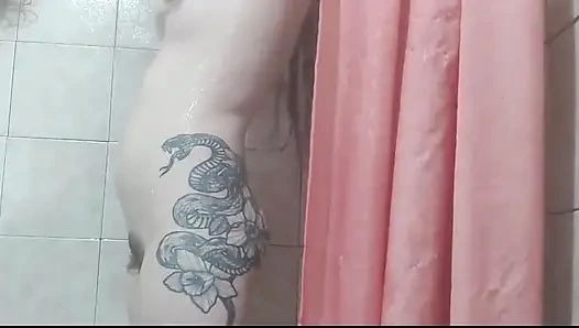 Bölüm 2 banyoya devam ediyorum ve bu kez bacaklarımı ve götümü tıraş ediyorum