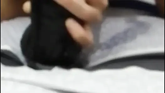 Menikmati dildo tebal dan panjang