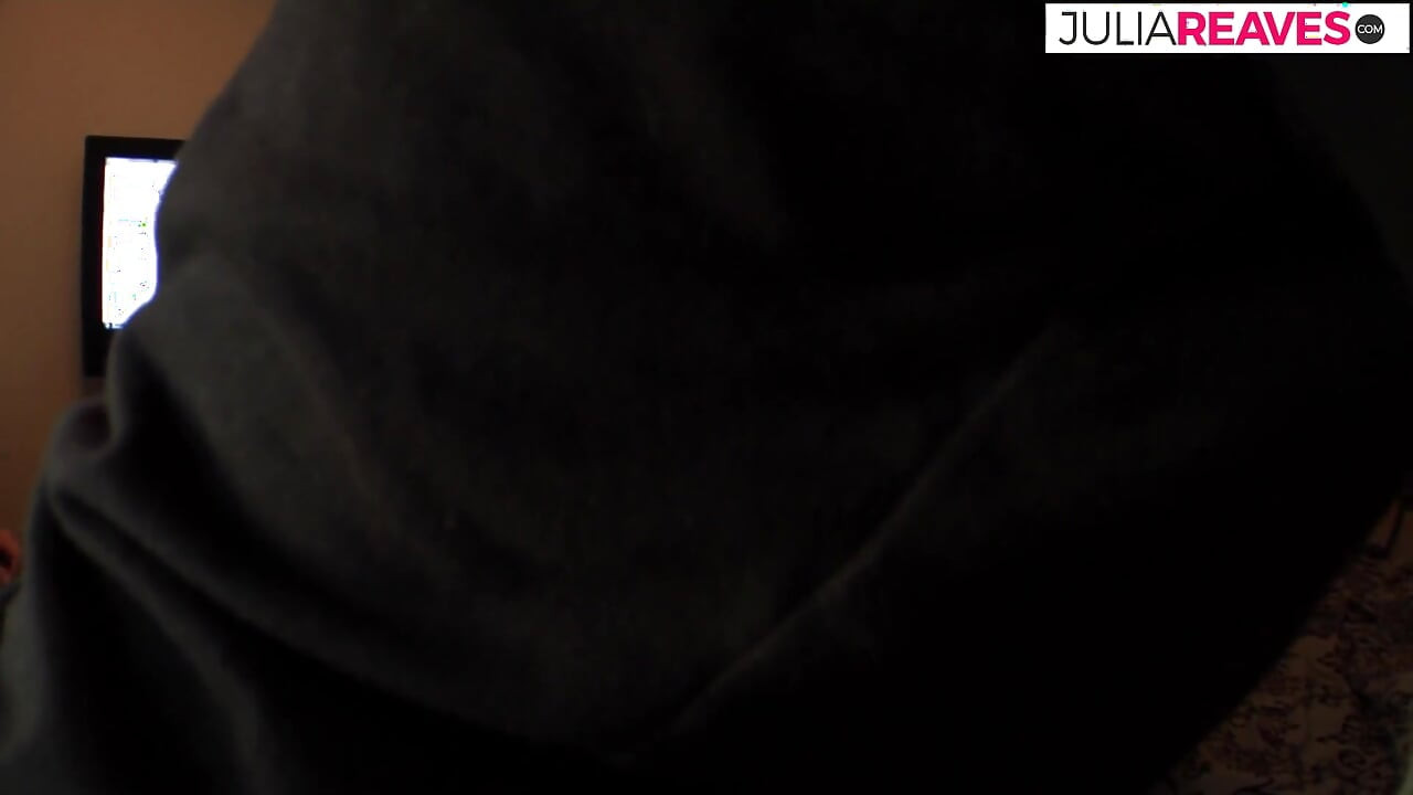 Seksi larki bare lnd ki savari karne se pahle choot chatne ka maja leti hai