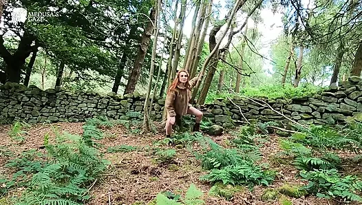 Tante semok nakal ini lagi asik muasin memeknya dengan mainan seks di hutan