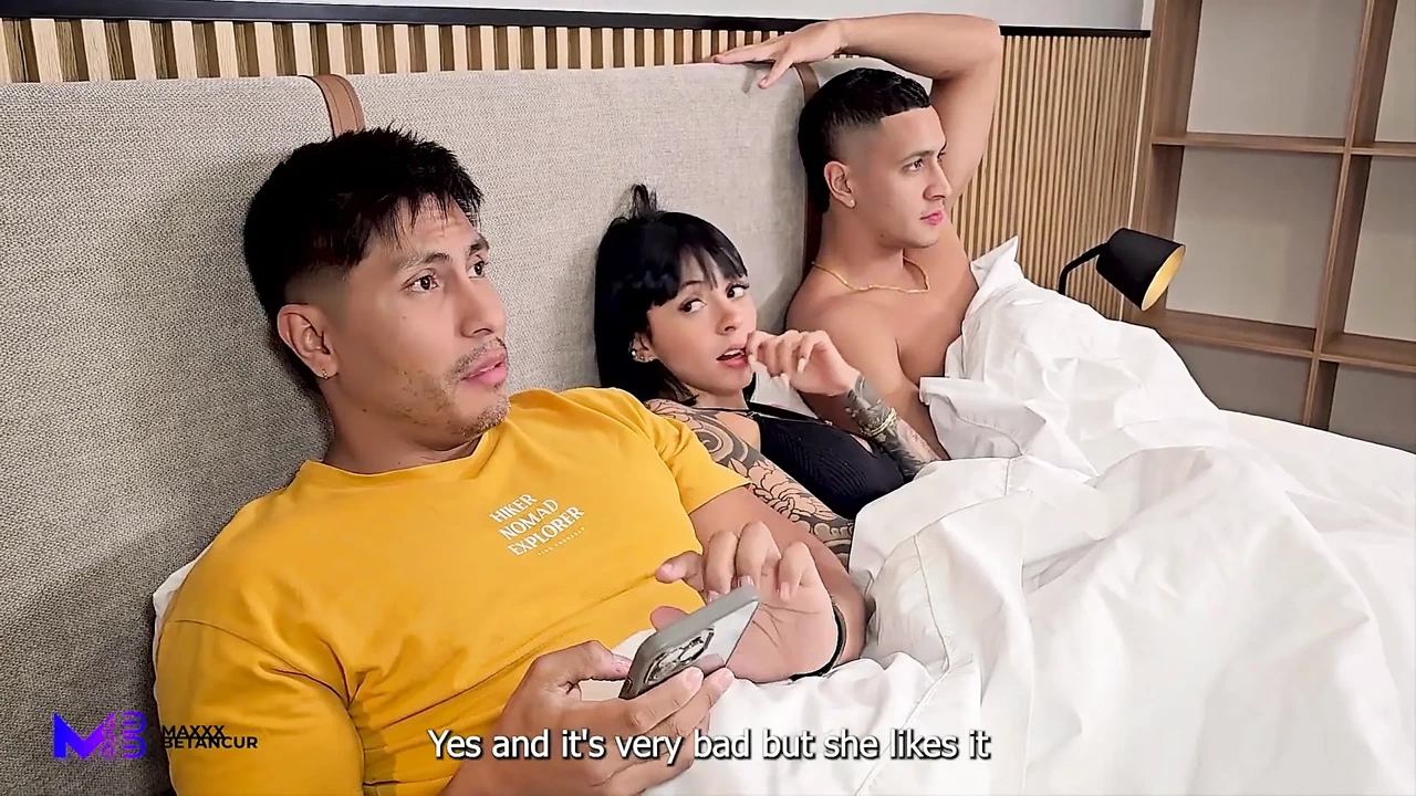 戴绿帽子的妻子偷偷操她丈夫的朋友在他身边 - Max Betancur和Luna Vitaler