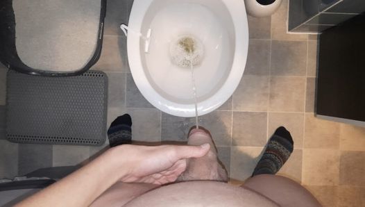 Joven Twink se masturba y mea en el baño