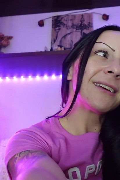 Legată pedepsită pe podeaua mea