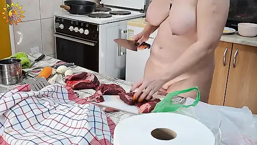 Çıplak şef mila: sulu eti kırmızı şarapla pişirme (4 kameralı görünüm!) (Kaliteye ve yemeğe odaklanıyor)