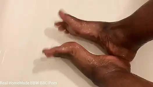 In der badewanne reiben und meine füße waschen