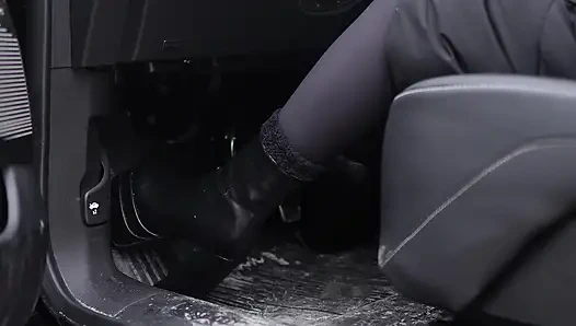 Помоги, моя машина застряла в снегу.