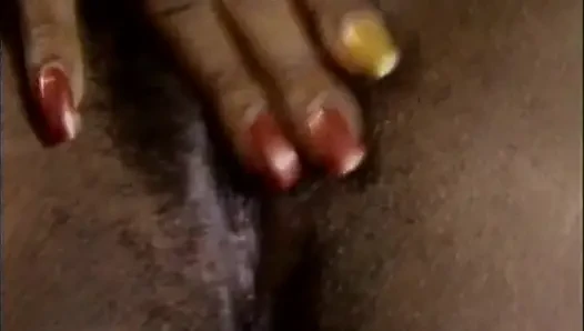 Cewek semok kulit hitam ini lagi asik nyepong kontol raksasa pria kulit hitam sampai dicrot di dalam