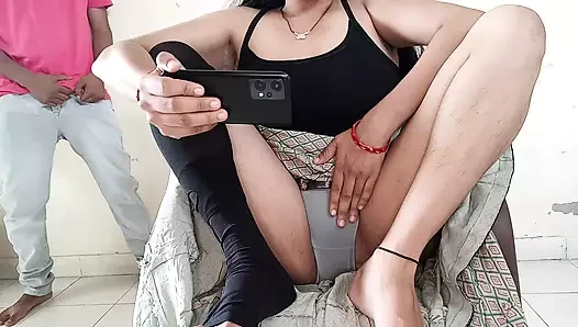 Priya Bhabhi na siririca enquanto assiste pornô e depois fodida por Devar