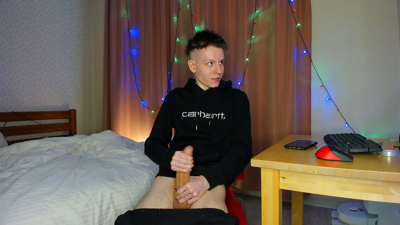 Kaki dalam bingkai twink kurus – pancutan besar-besaran di kaki