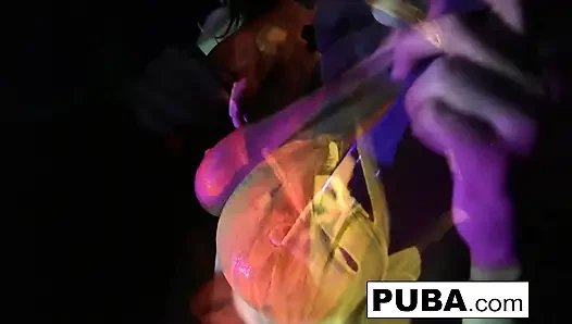 Грудастая Наташа снимает веселое и сексуальное видео с Black Light