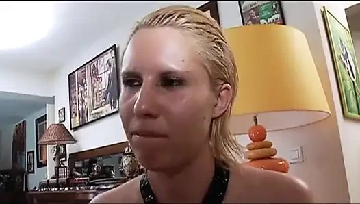 Две лесбиянки занимаются лизанием на кухне