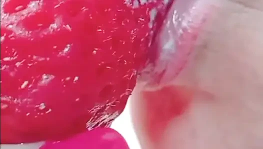 Sabrinahole, stroberi, pisang, krim asam dan mainan seks raksasa baru, di dalam buah persiknya yang berair