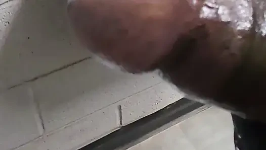 Büyük zenci yarağımı okşadıktan sonra büyük bir deliyi sikiyorum