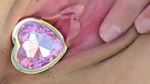 Sexy MILF Steckt Analplug in Ihre Nackte Muschi in Der Badewanne Ein...