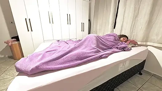Üvey babam geceleri küçük amcığıma boşalmak için beni ziyaret etti.